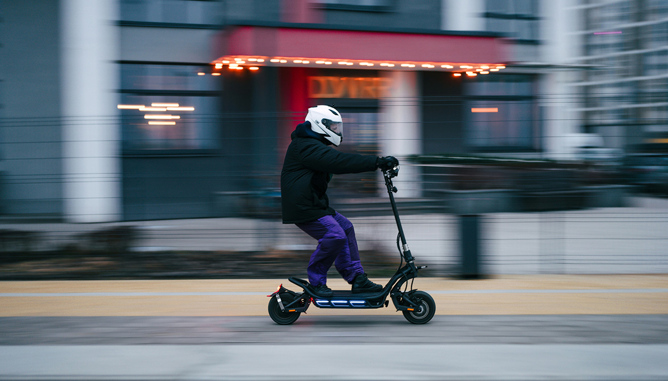 découvrez les règles sur l'obligation du port du casque en trottinette électrique en france et à l'étranger, pour rouler en toute sécurité et conformité.