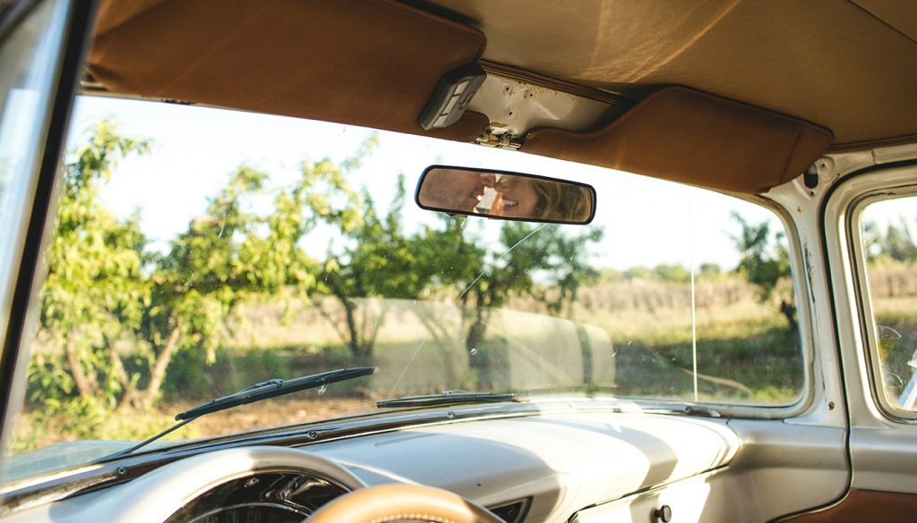 Comment recoller un ciel de toit de voiture facilement avec ou sans démontage ?