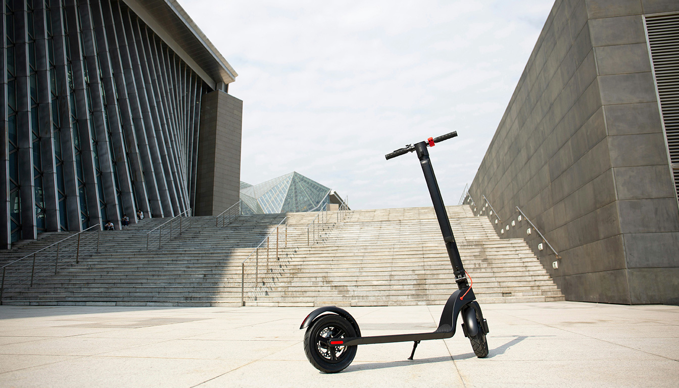 découvrez les obligations d'assurance pour une trottinette électrique, les démarches à suivre et les cas particuliers à connaître pour être bien couvert.