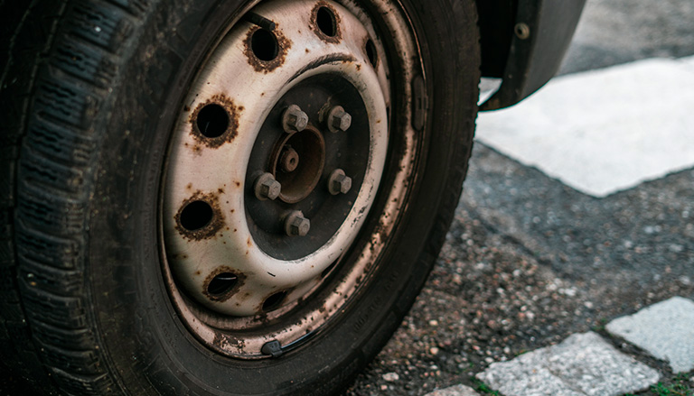 découvrez les risques liés à une jante rouillée pour votre voiture et apprenez les meilleures astuces pour prévenir la corrosion et assurer votre sécurité sur la route.
