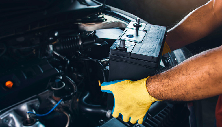 découvrez si l'on peut ajouter de l'eau dans une batterie sans entretien, les précautions à prendre et les bonnes pratiques pour prolonger sa durée de vie.