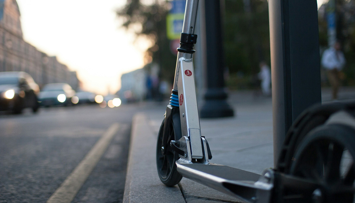 découvrez pourquoi votre trottinette se met en sécurité, comprenez les causes possibles et trouvez des solutions efficaces pour débloquer la situation rapidement.