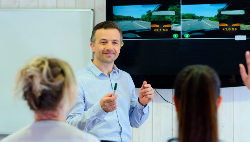 découvrez des méthodes efficaces et des outils indispensables pour réviser le code de la route et réussir votre examen avec confiance.