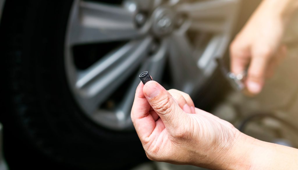 Rouler sans bouchon de valve sur un pneu : les risques et conséquences possibles