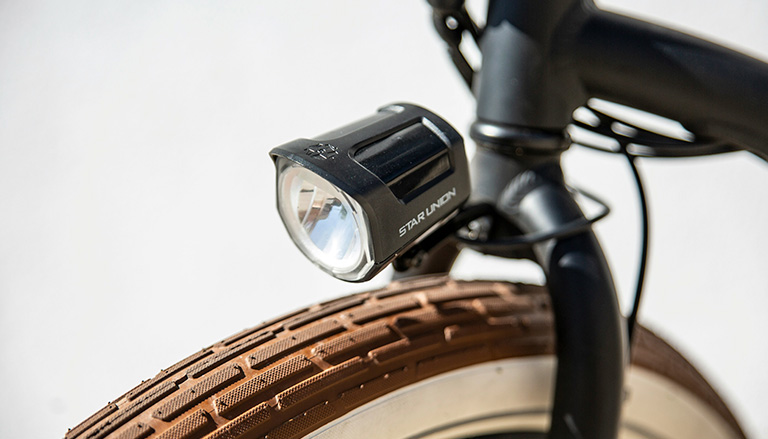 découvrez les causes courantes du sifflement de roue avant et les solutions adaptées selon le type de véhicule pour assurer une conduite sûre et fiable.