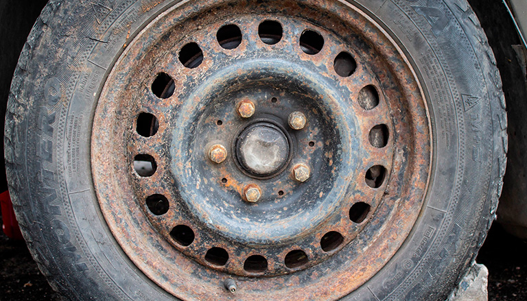 découvrez les risques liés à une jante rouillée pour votre voiture et apprenez les meilleures méthodes pour prévenir la corrosion et assurer votre sécurité sur la route.
