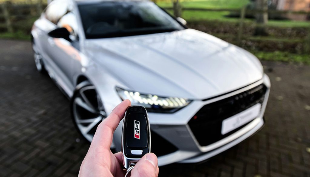 découvrez combien une voiture neuve perd en valeur la première année, avec une estimation précise de la décote et des conseils pratiques pour limiter cette perte financière.