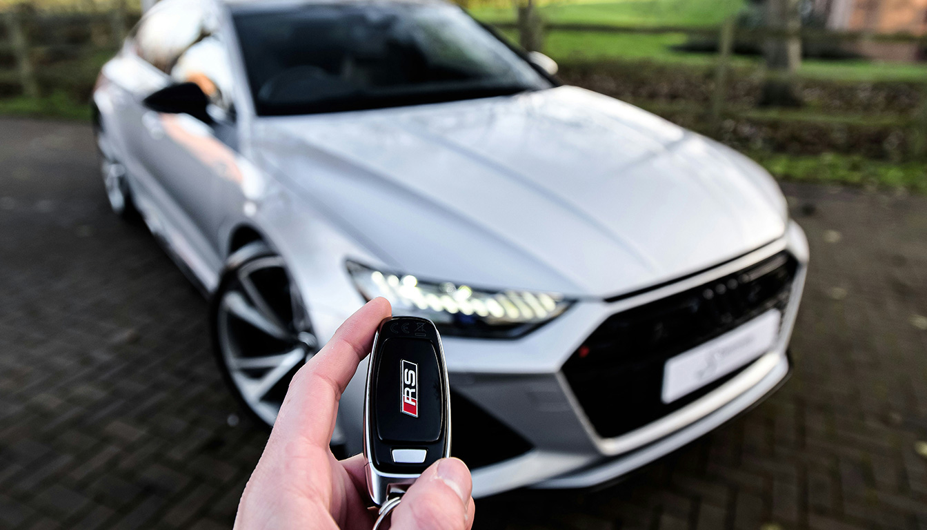 découvrez combien une voiture neuve perd en valeur la première année, avec une estimation précise de la décote et des conseils pratiques pour limiter cette perte financière.