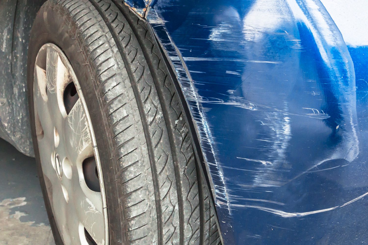 Comment enlever des griffes sur une voiture : méthodes efficaces pour toutes les couleurs de carrosserie