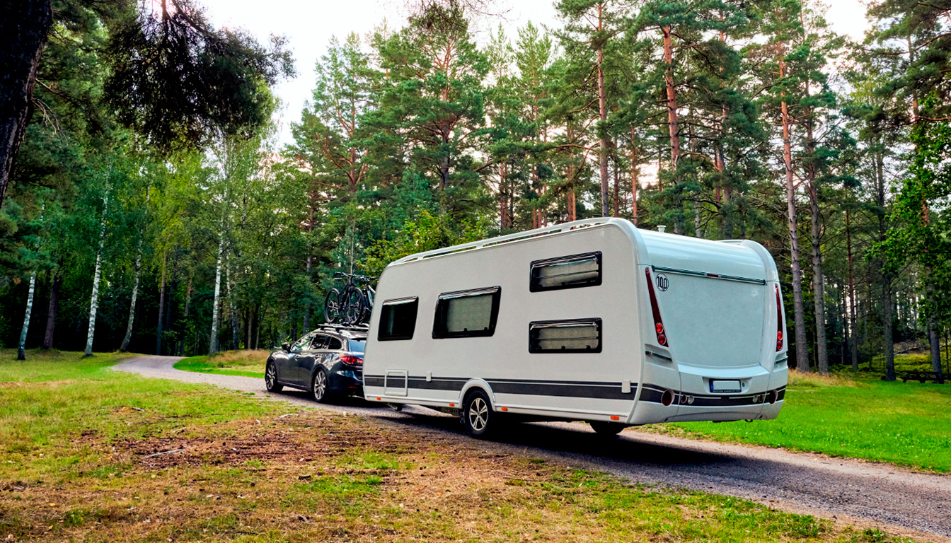 découvrez comment tracter une voiture en toute sécurité avec nos méthodes, précautions indispensables et conseils spécifiques pour les véhicules automatiques, électriques et les camping-cars.
