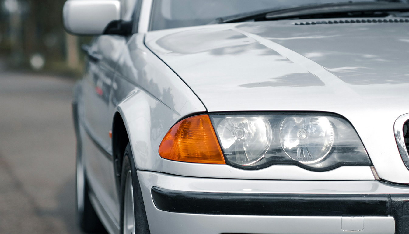 apprenez à nettoyer efficacement la carrosserie de votre voiture avec du bicarbonate de soude grâce à notre mode d'emploi détaillé et nos conseils de précautions pour protéger votre véhicule.