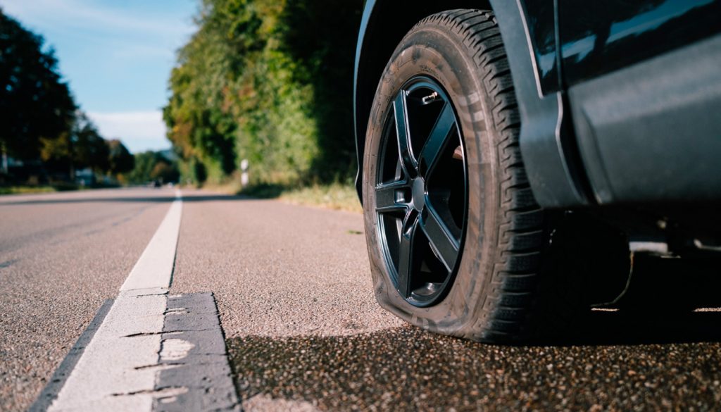 découvrez combien de temps il est sécuritaire de rouler avec une bombe anti-crevaison, ainsi que les limites et précautions essentielles à respecter pour éviter les risques sur la route.