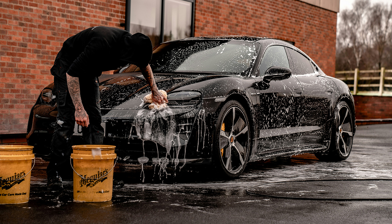 découvrez notre sélection des meilleurs produits pour enlever efficacement la sève sur votre voiture et retrouver une carrosserie propre et brillante.