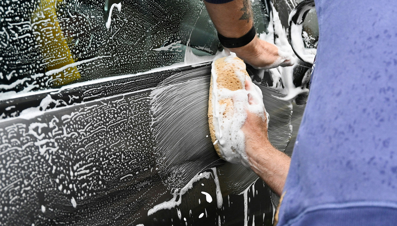 découvrez notre sélection des meilleurs produits pour enlever efficacement la sève sur votre voiture et retrouver une carrosserie propre et impeccable.