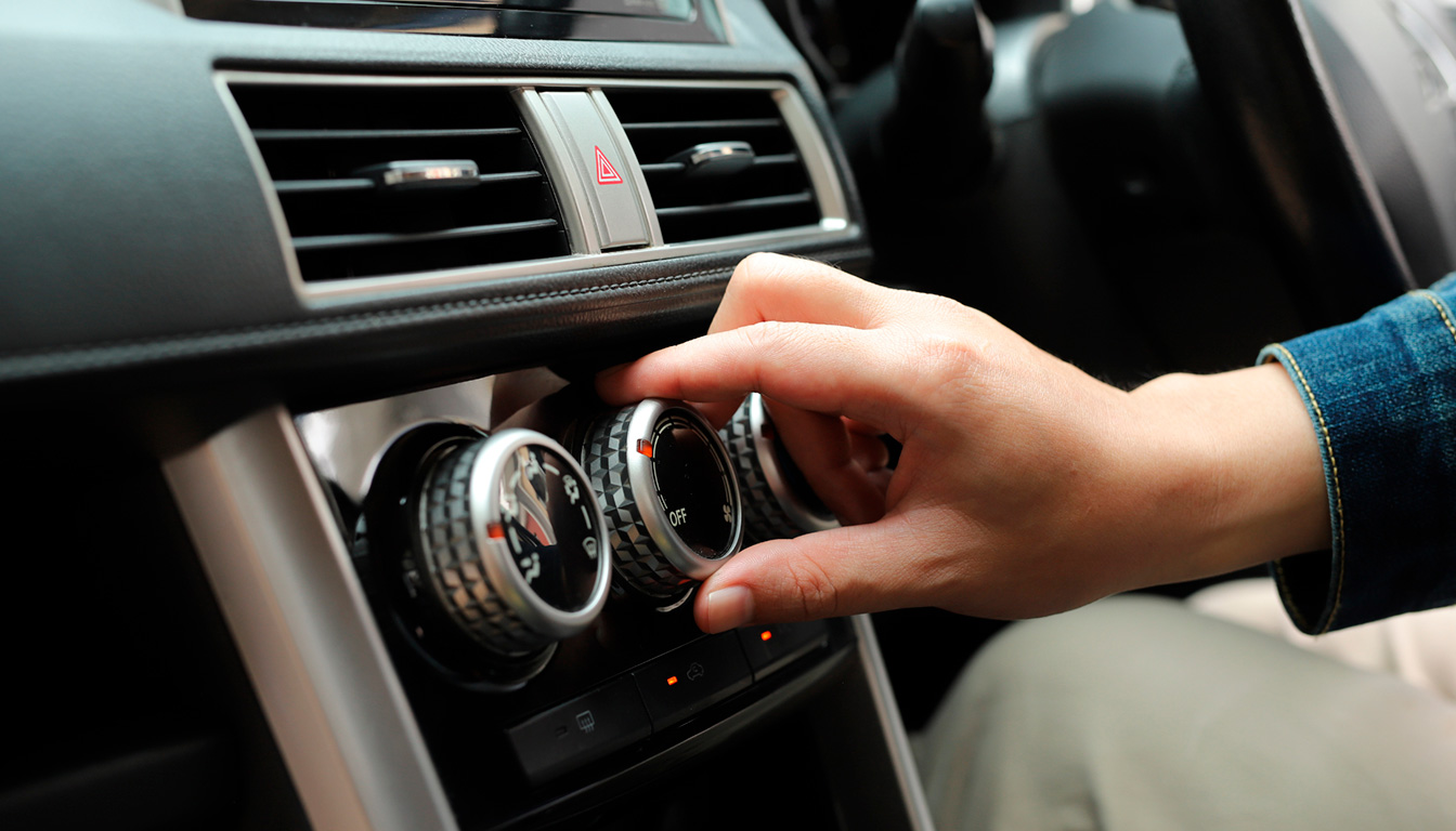 découvrez comment recharger la climatisation de votre voiture avec notre guide complet : mode d’emploi étape par étape, coût moyen et conseils pratiques pour un air frais toute l'année.