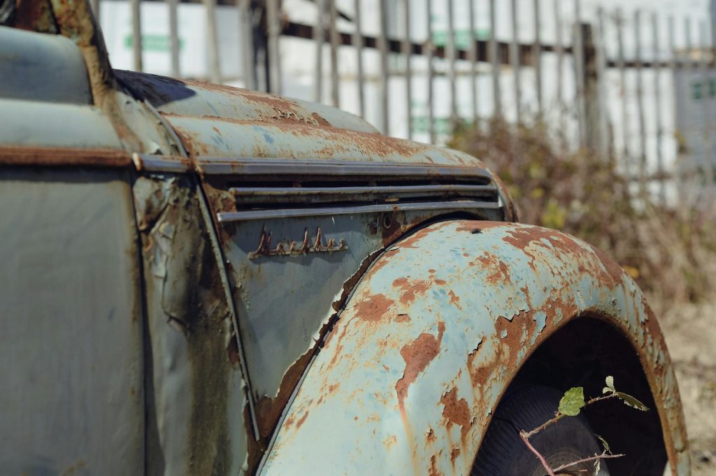 Comment traiter la rouille sur — carrosserie de voiture rouillée gros plan