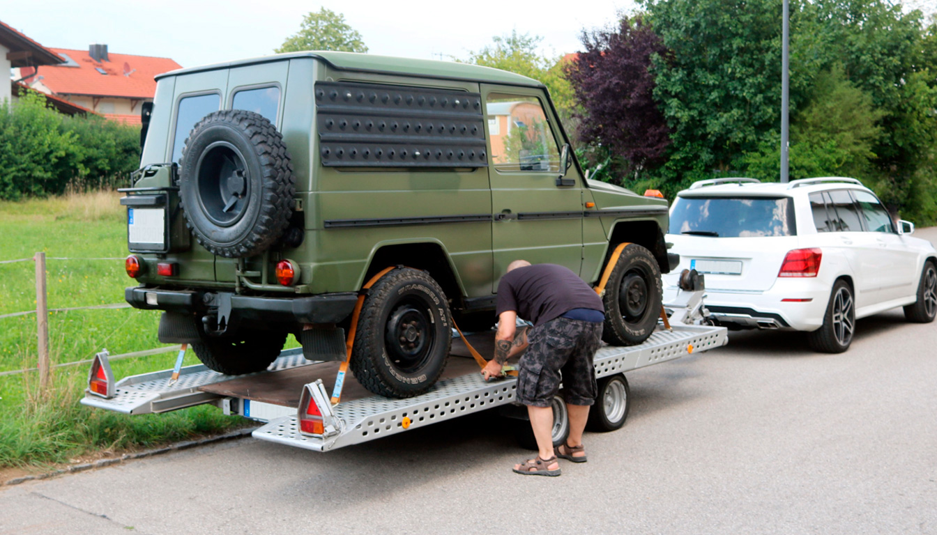 découvrez les méthodes sûres pour tracter une voiture, les précautions à prendre, et les cas particuliers comme les véhicules automatiques, électriques et les camping-cars.