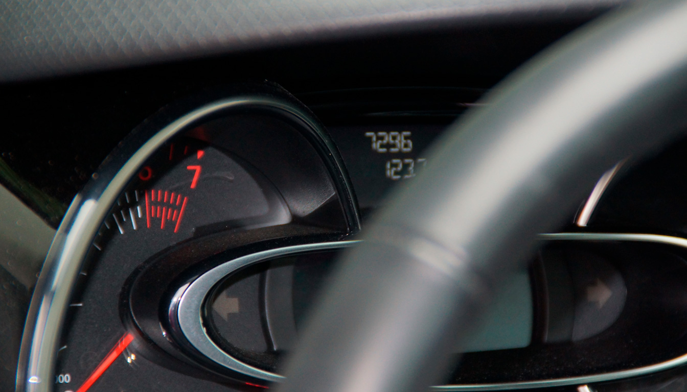 découvrez si rouler avec le voyant dpf allumé présente des risques pour votre véhicule et apprenez les bonnes pratiques pour éviter les problèmes liés au filtre à particules.