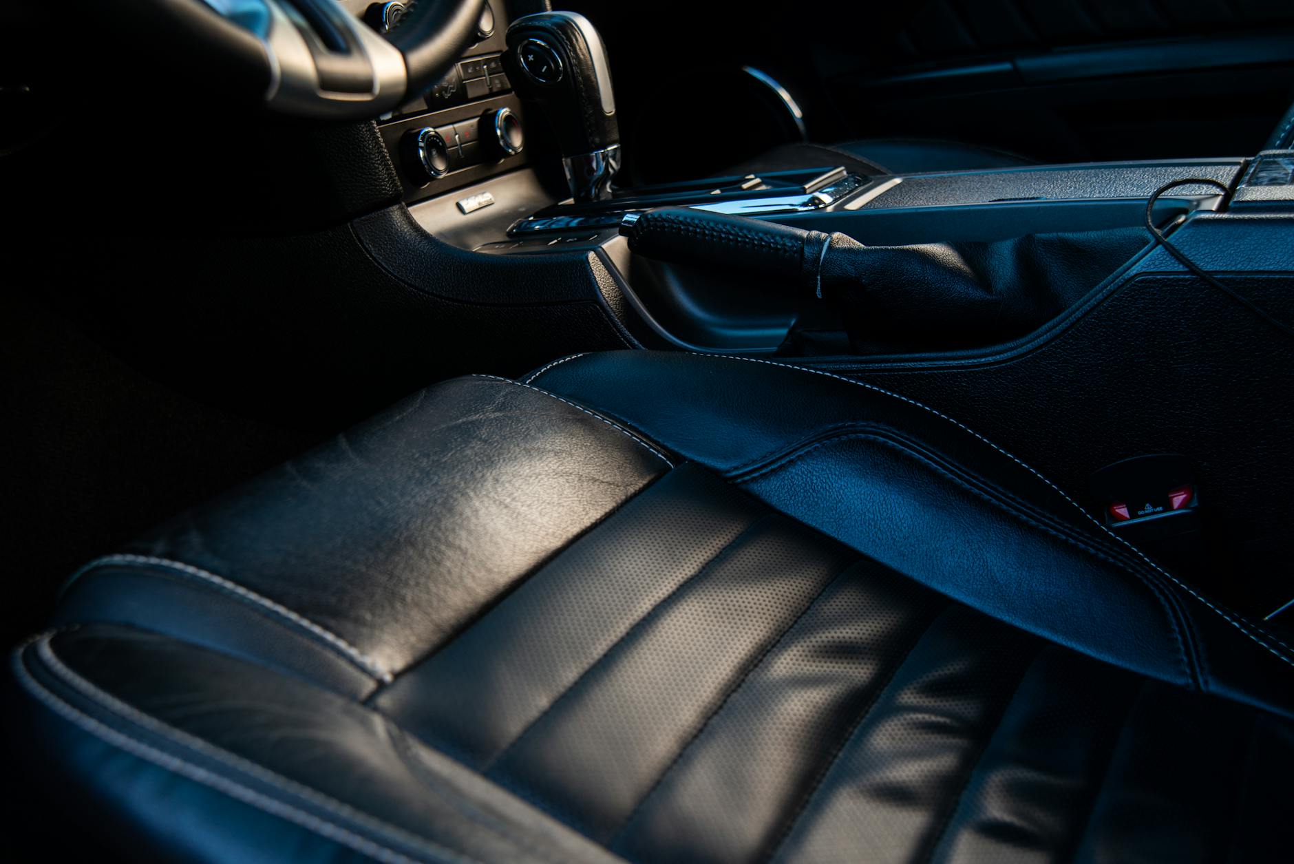 Détecter un siège voiture déchiré : analyse technique et premiers constats — outils de réparation siège cuir voiture