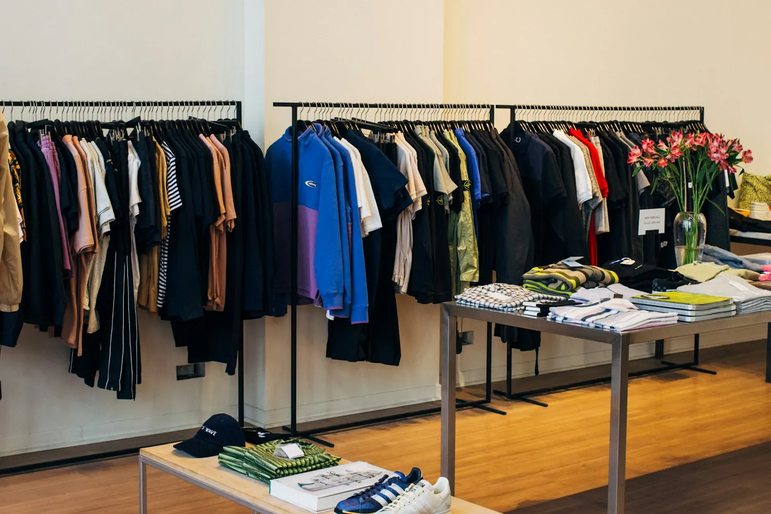 Vitrine de commerce en rue piétonne fréquentée par des cyclistes
