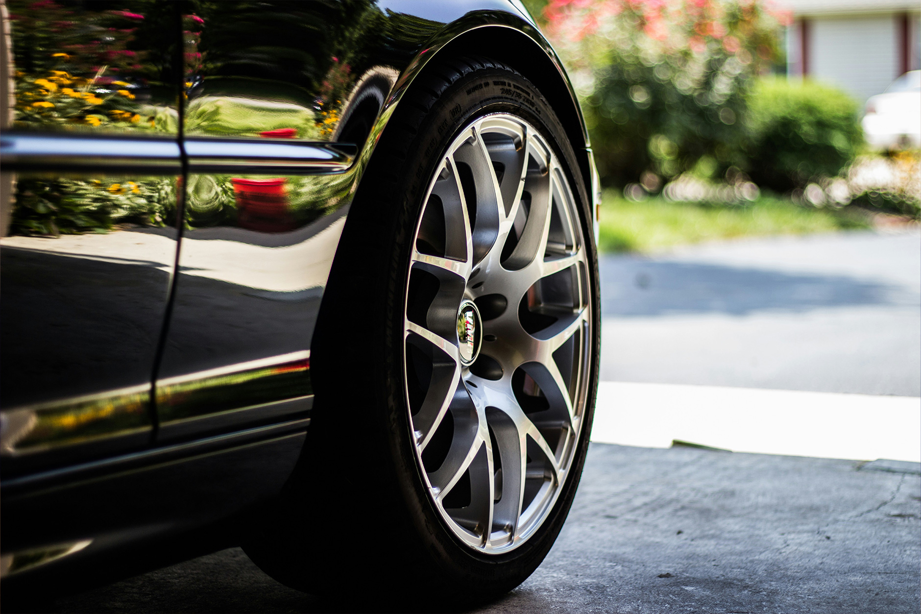 découvrez comment mesurer le diamètre des roues de votre voiture, les tailles les plus courantes et l'impact de ces dimensions sur la performance et la sécurité de conduite.