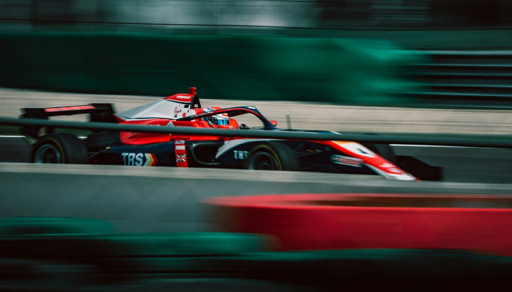 découvrez la fortune de jacques villeneuve, champion de f1, et à combien s'élève sa richesse accumulée tout au long de sa carrière sportive et médiatique.