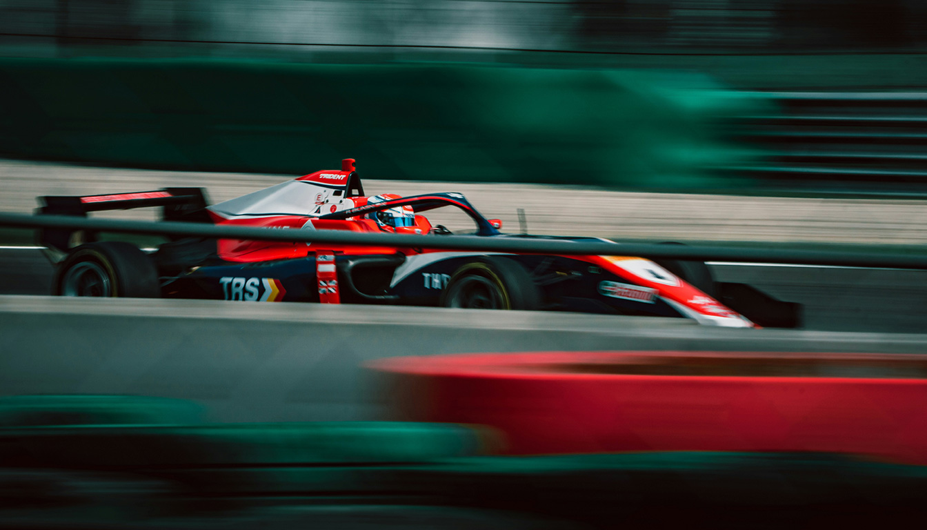 découvrez la fortune de jacques villeneuve, champion de f1, et à combien s'élève sa richesse accumulée tout au long de sa carrière sportive et médiatique.