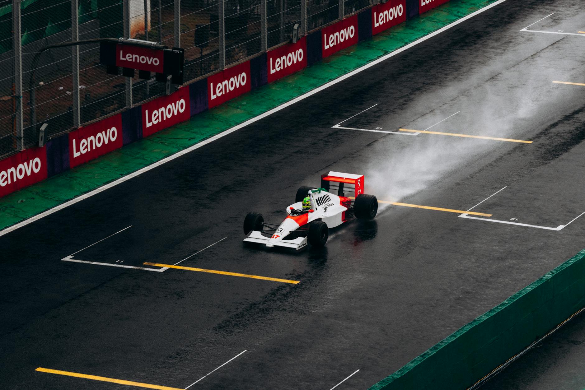 Les bases de la fortune d'Alain Prost : carrière et contrats clés — Alain Prost voiture de course podium