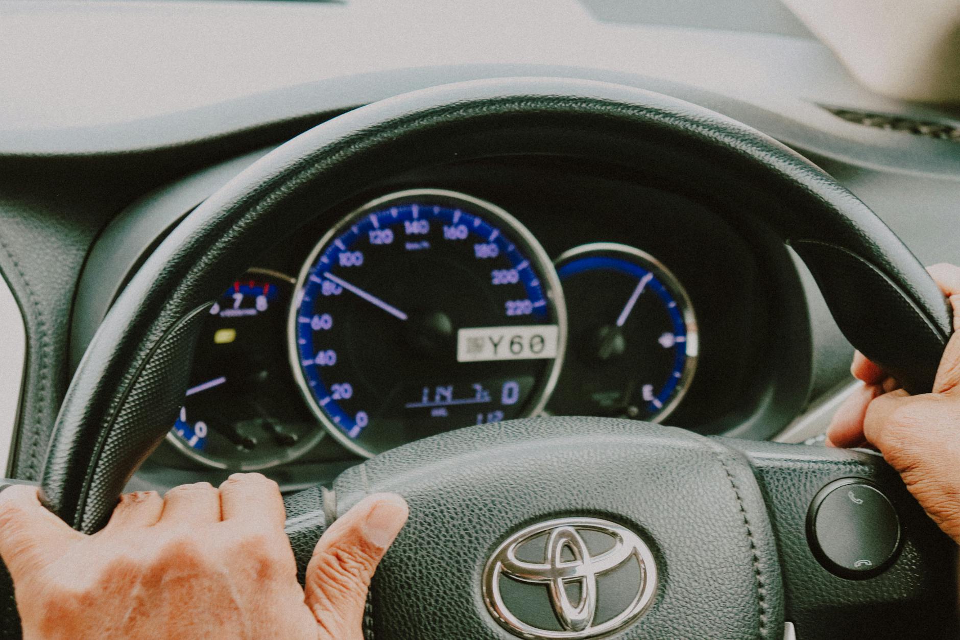 Consommation réelle des Toyota Yaris hybride, essence et diesel : à quoi s’attendre selon vos trajets — tableau de bord Toyota Yaris hybride