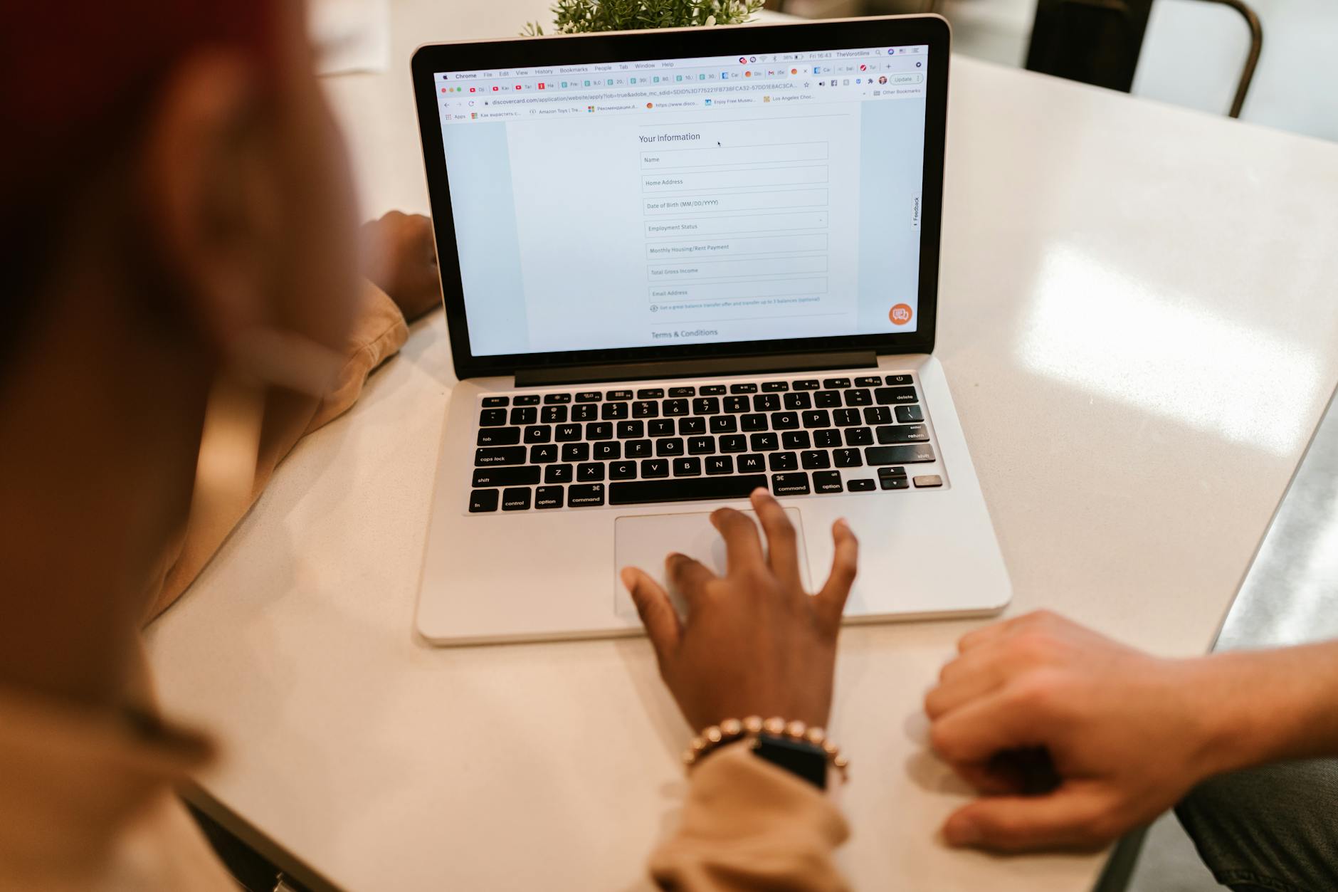 Numéro NEPH : à quoi sert-il dans la course au permis de conduire ? — personne remplissant un formulaire en ligne