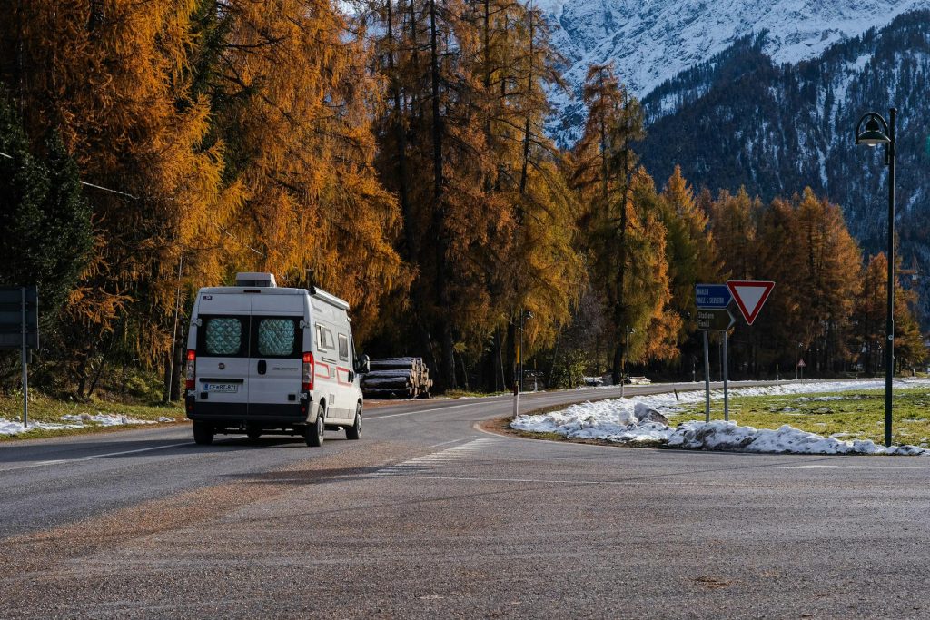 Marque de camping-car à éviter — camping-car avec panneaux d'avertissement