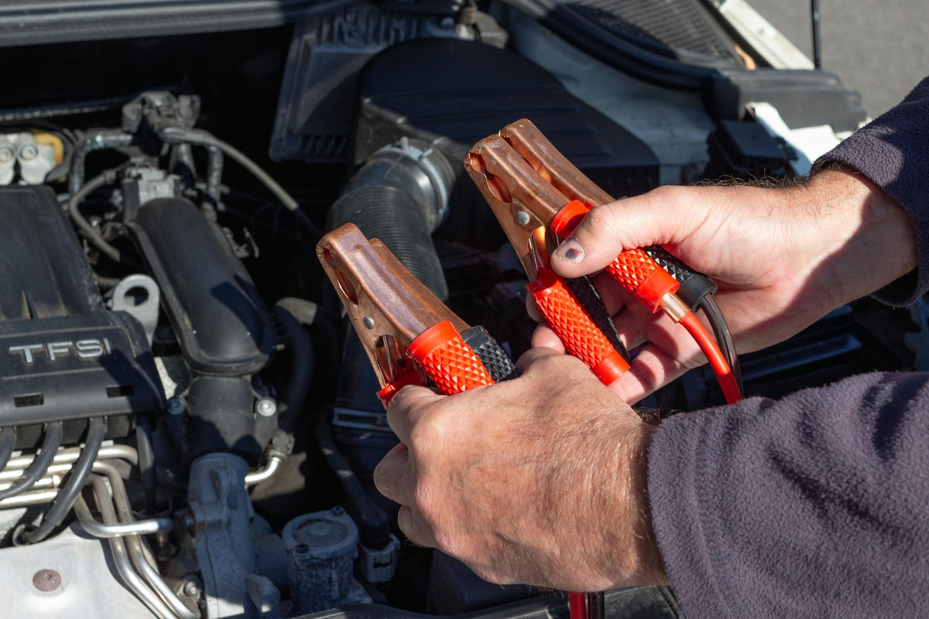 Batterie déchargée sur Yaris Cross : signes, causes et réflexes terrain — dépannage batterie Toyota Yaris Cross