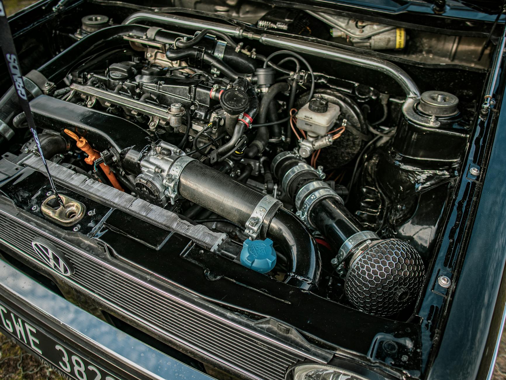 Fonctionnement du turbocompresseur et point de déclenchement sur essence et diesel — gros plan sur turbocompresseur moteur