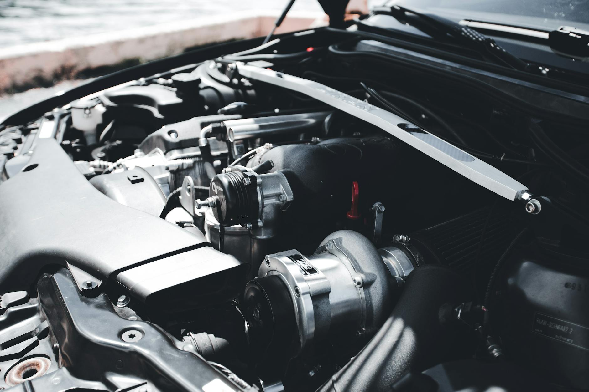 À quel régime se déclenche — gros plan sur turbocompresseur moteur