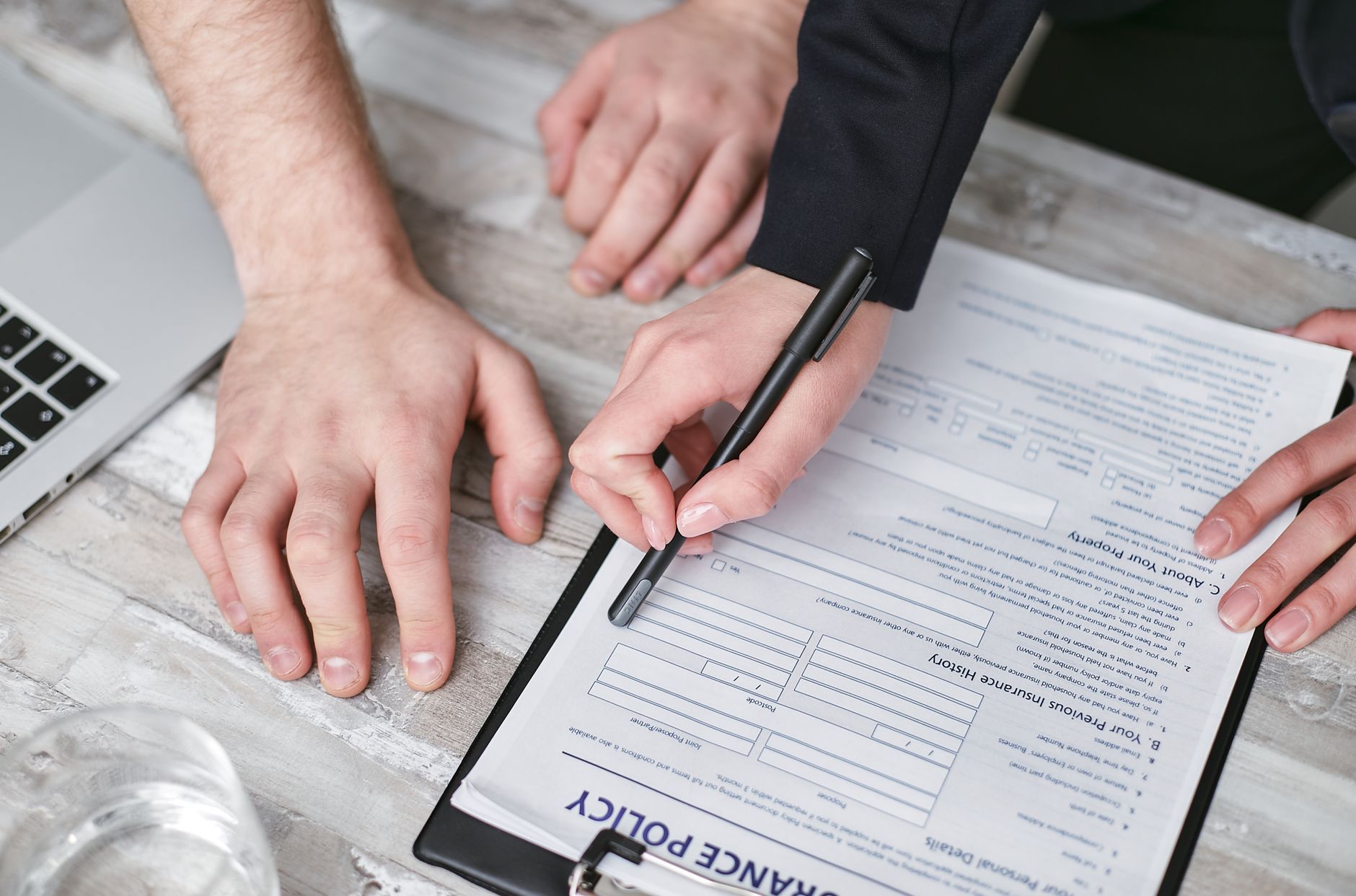 Assurance tous risques : panorama de la couverture voiture, entre promesse et réalité — document de police d'assurance automobile