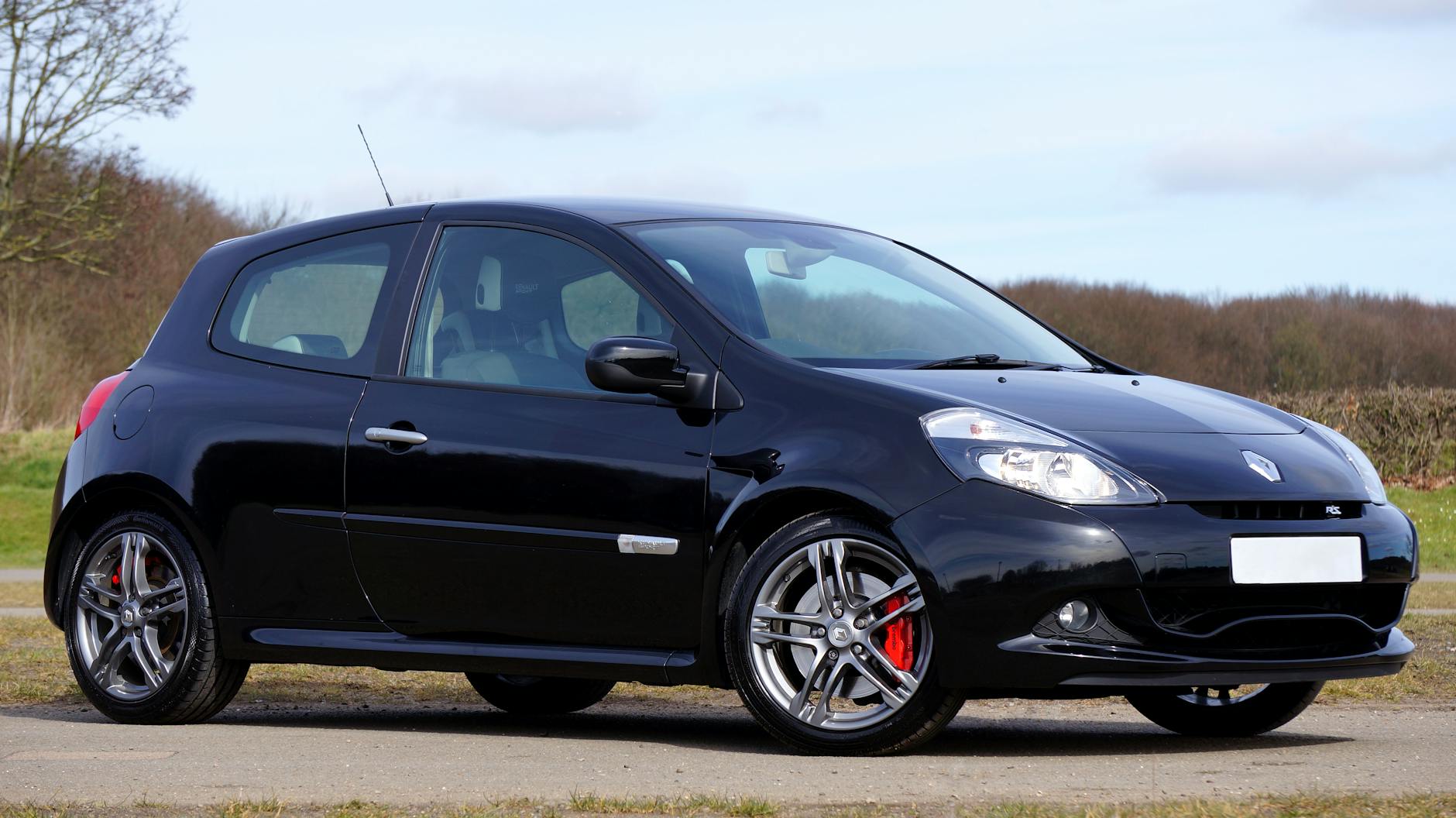 Clio 5 essence : le point sur les pannes fréquentes et la fiabilité des moteurs — Renault Clio 5 garée dans la rue