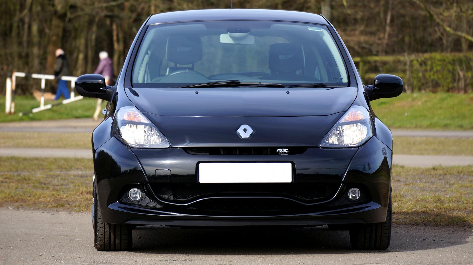 Problème Clio 5 essence pannes — Renault Clio 5 garée dans la rue