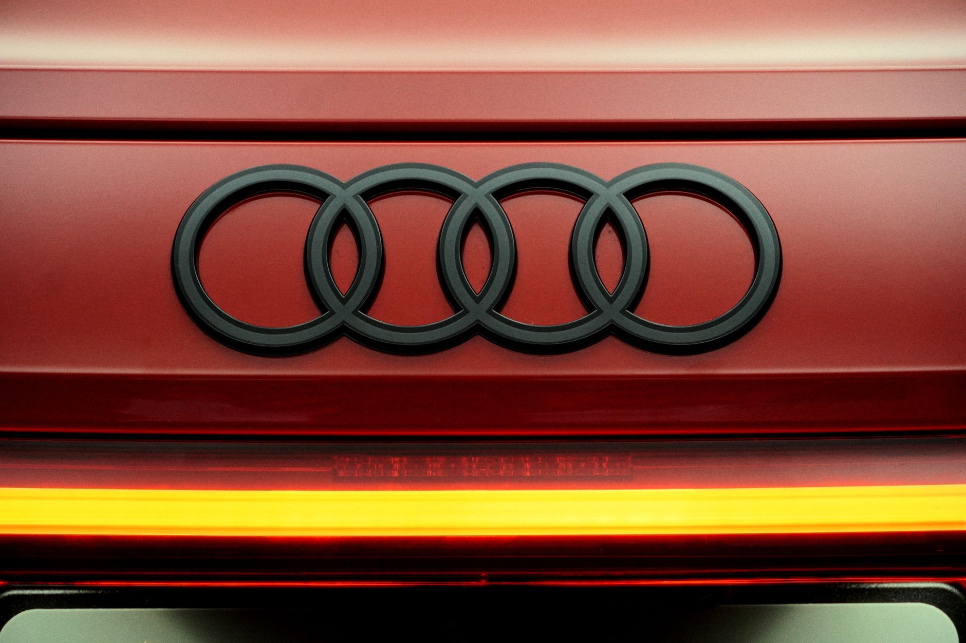 La naissance du nom Audi : entre astuce linguistique et histoire allemande — logo Audi gros plan