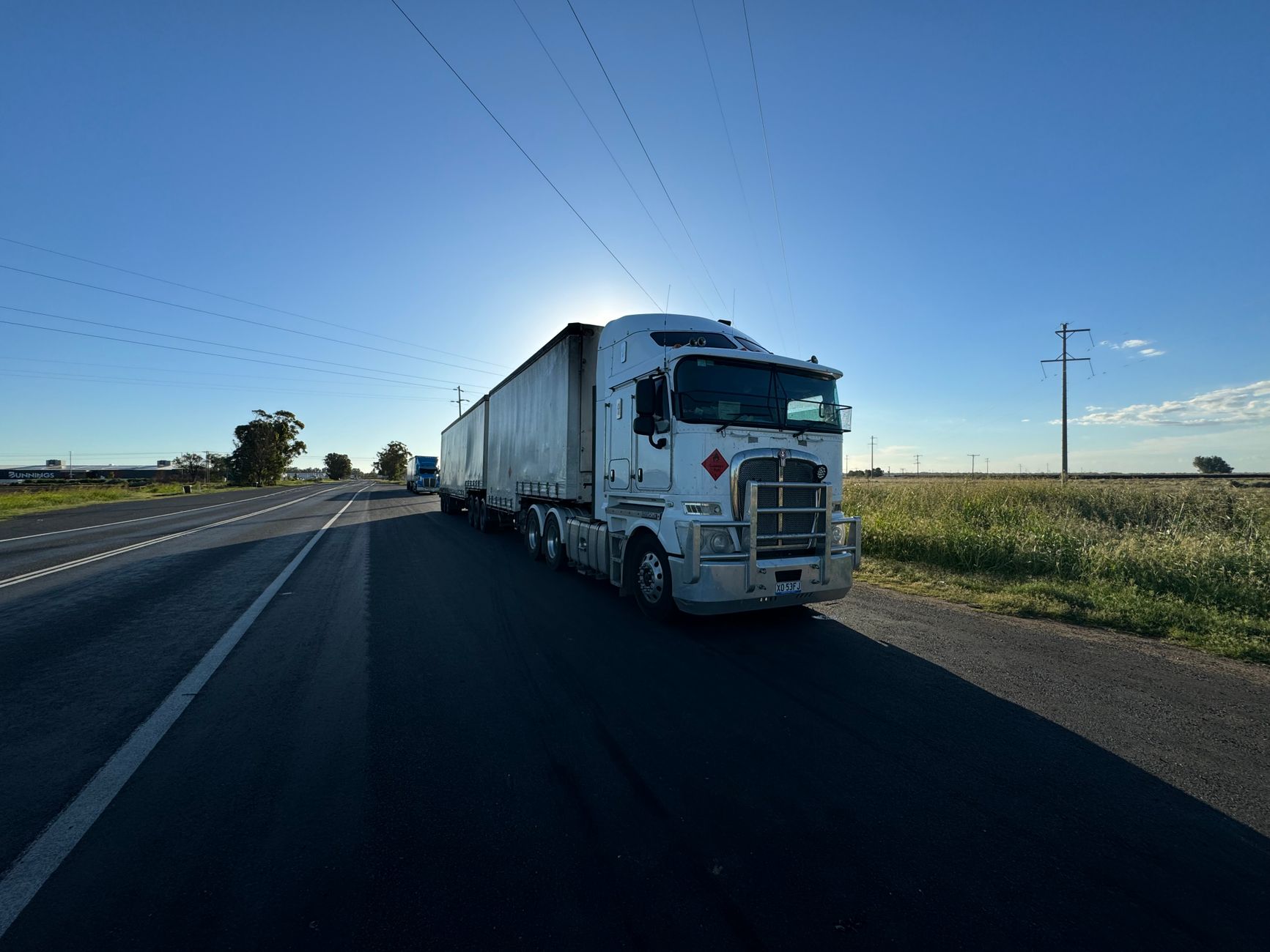 Comprendre la classification : le rôle des coefficients 138m et 150m en transport routier — camion sur autoroute avec chargement