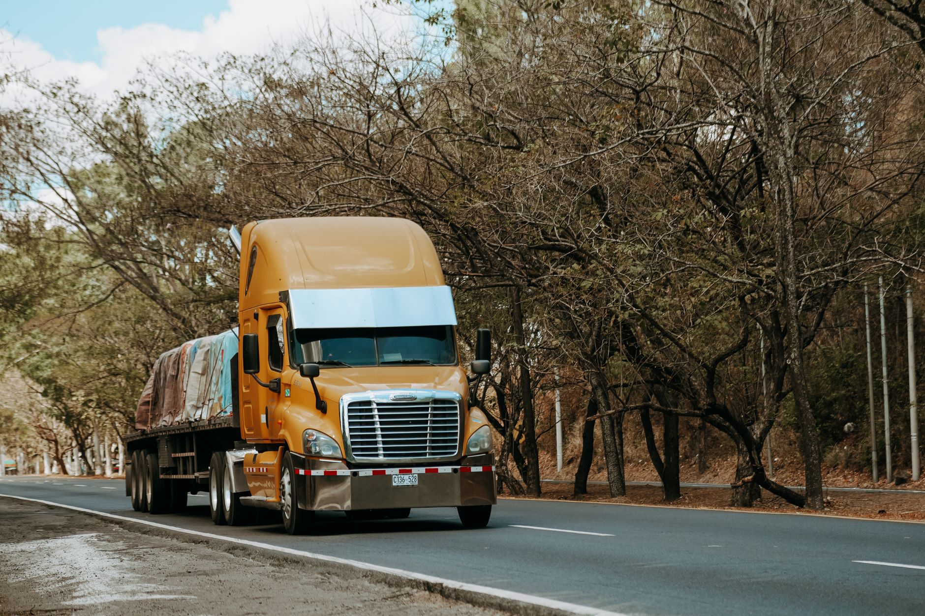 Différence entre coefficient 138m et — camion sur autoroute avec chargement