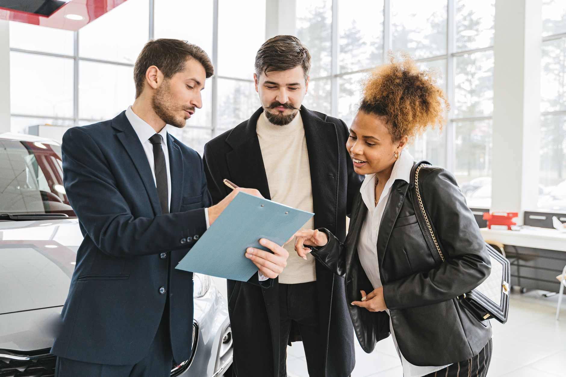 LLD auto-entrepreneur sans bilan : décryptage des conditions pour obtenir une location longue durée — homme d'affaires signant contrat de location