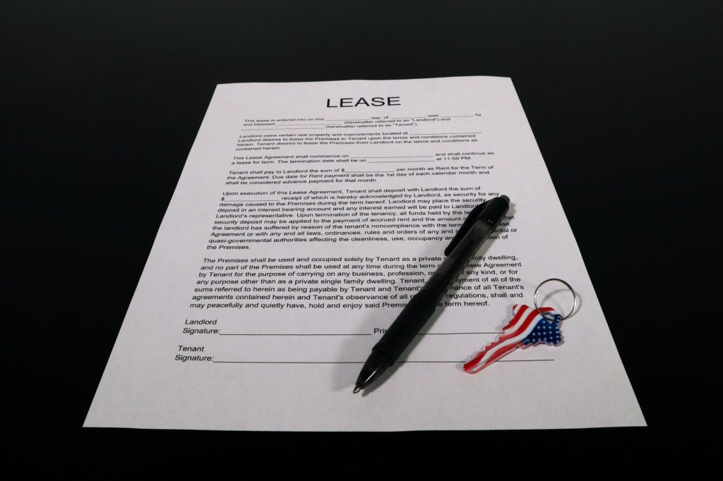 LLD auto-entrepreneur sans bilan comment — homme d'affaires signant contrat de location