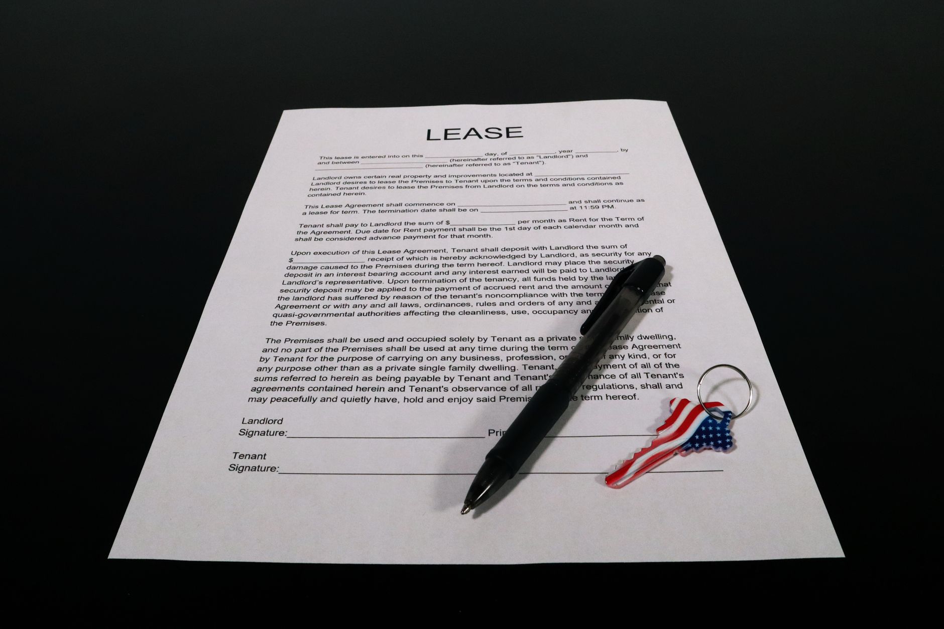 LLD auto-entrepreneur sans bilan comment — homme d'affaires signant contrat de location