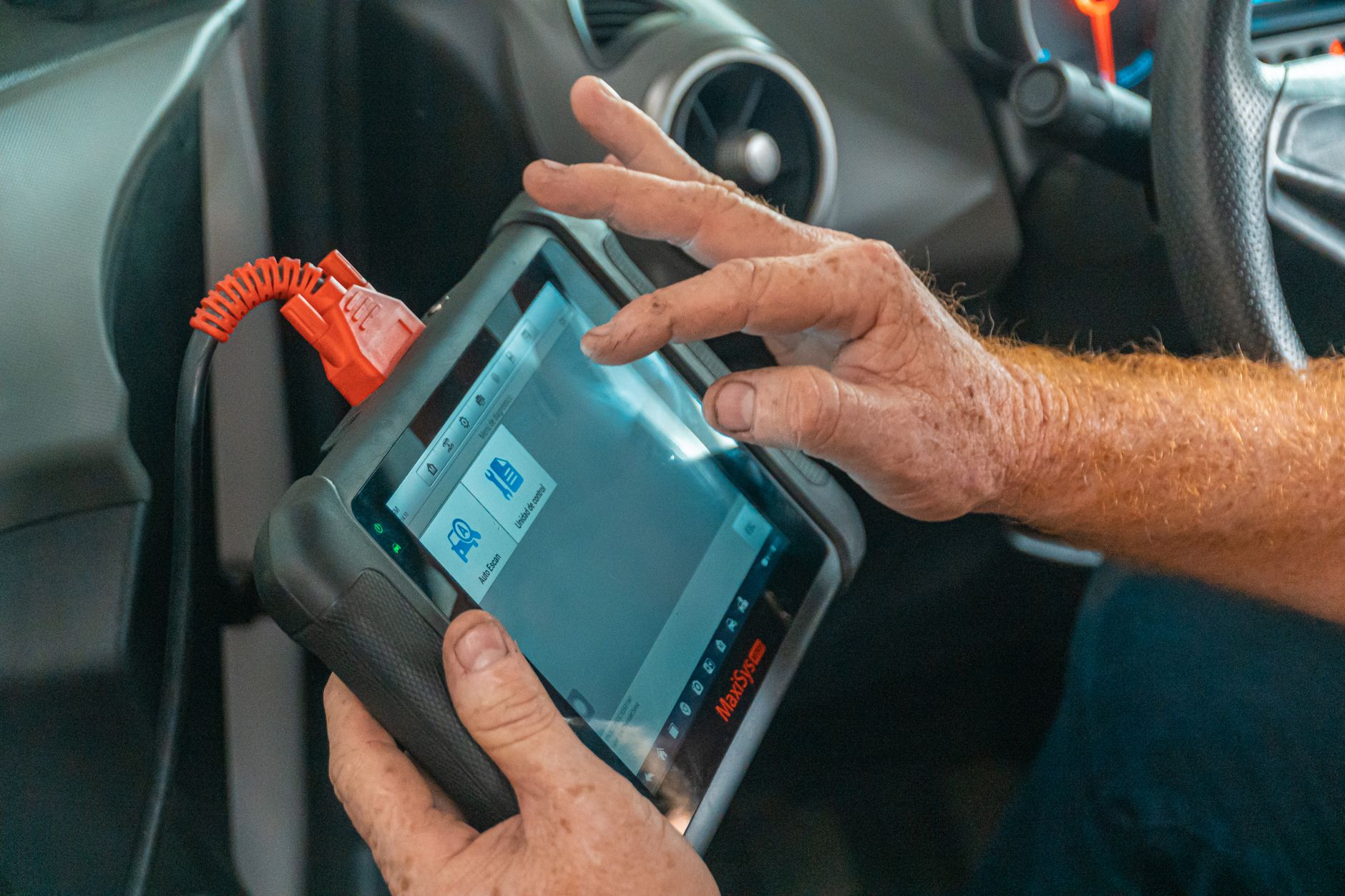 Valise de diagnostic auto multimarque : comprendre les types et niveaux pour éviter les pièges — outil de diagnostic automobile sur table de mécanicien