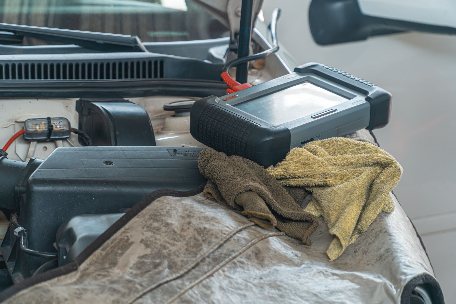 Meilleure valise de diagnostic auto — outil de diagnostic automobile sur table de mécanicien