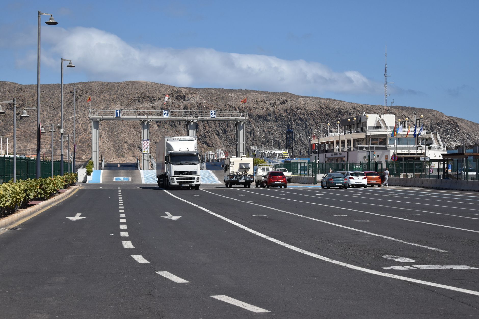 Décrypter le tarif camion du Tunnel sous la Manche : mode d’emploi et variables majeures — camion entrant dans le terminal Eurotunnel