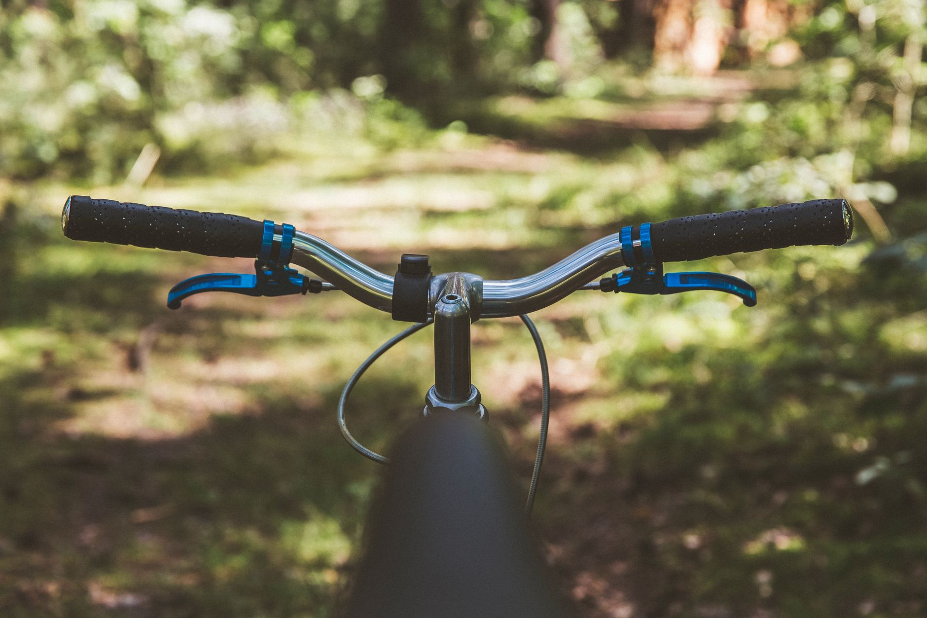 Les critères concrets qui influencent ton choix vélo — VTT sur sentier forestier