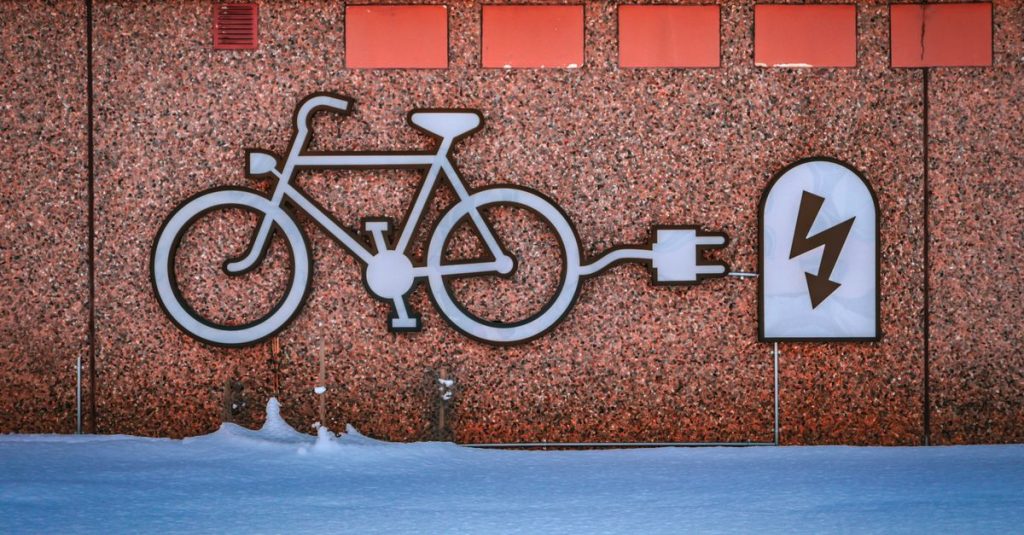 Découvrez les avantages et inconvénients du vélo électrique et du vélo classique pour bien choisir votre moyen de transport en milieu urbain.