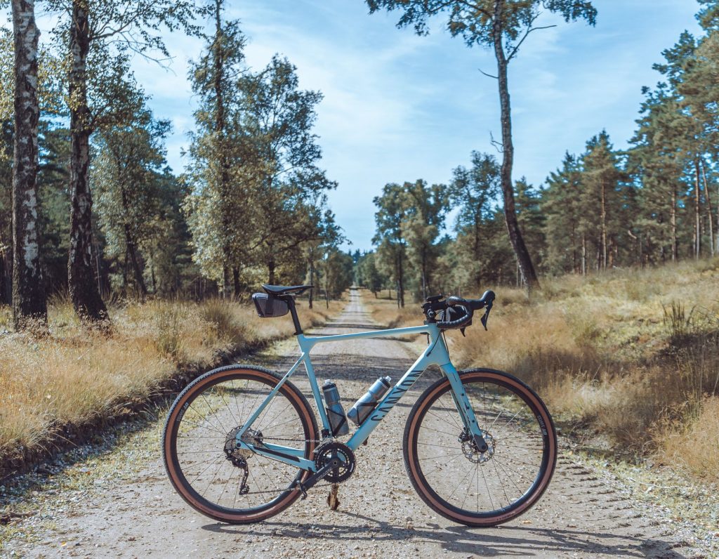 Meilleur gravel rapport qualité prix — vélo gravel sur chemin de terre