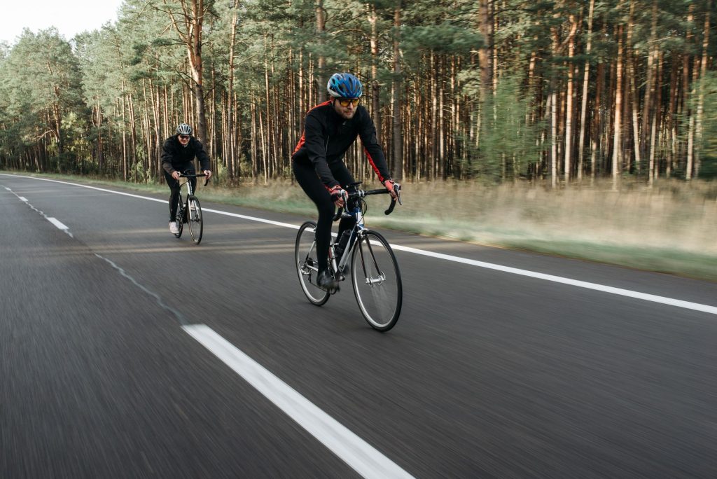 Meilleur rapport qualité prix vélo — vélo de route sur sentier pittoresque